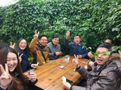 说明: E:\zdm\人妻
相关事务\人妻介绍
\开心的年青教师们.jpg